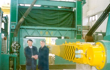 2005年12月欧力特公司总经理 老赵总 在阿尔巴尼亚卡尼公司交付使用的大砂锯